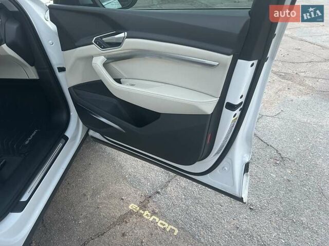 Белый Ауди E-Tron, объемом двигателя 0 л и пробегом 102 тыс. км за 29500 $, фото 10 на Automoto.ua