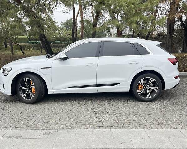 Білий Ауді E-Tron, об'ємом двигуна 0 л та пробігом 68 тис. км за 32000 $, фото 1 на Automoto.ua
