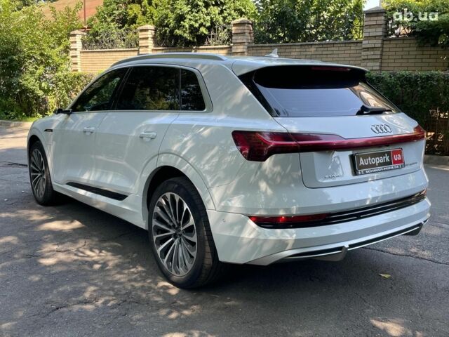 Белый Ауди E-Tron, объемом двигателя 0 л и пробегом 93 тыс. км за 31440 $, фото 5 на Automoto.ua