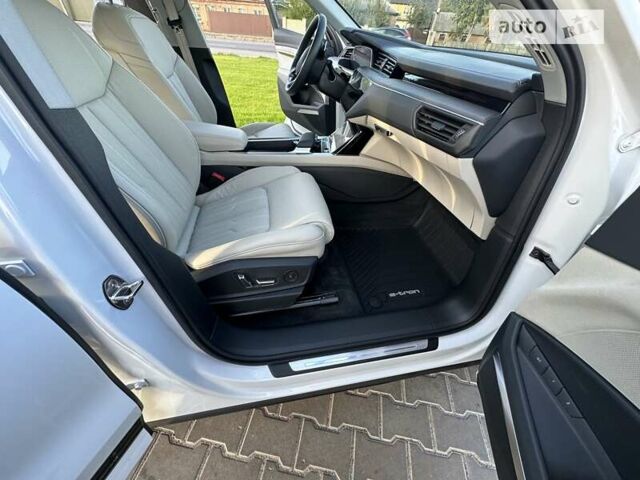 Белый Ауди E-Tron, объемом двигателя 0 л и пробегом 32 тыс. км за 40555 $, фото 19 на Automoto.ua
