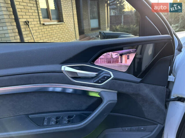 Белый Ауди E-Tron, объемом двигателя 0 л и пробегом 76 тыс. км за 30500 $, фото 6 на Automoto.ua