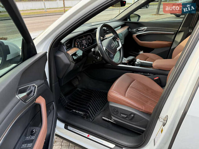 Белый Ауди E-Tron, объемом двигателя 0 л и пробегом 104 тыс. км за 33200 $, фото 19 на Automoto.ua