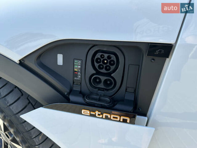 Белый Ауди E-Tron, объемом двигателя 0 л и пробегом 181 тыс. км за 21785 $, фото 60 на Automoto.ua