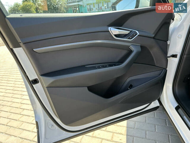 Белый Ауди E-Tron, объемом двигателя 0 л и пробегом 181 тыс. км за 21785 $, фото 10 на Automoto.ua
