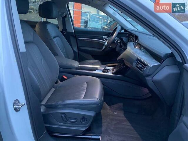 Білий Ауді E-Tron, об'ємом двигуна 0 л та пробігом 55 тис. км за 29400 $, фото 25 на Automoto.ua