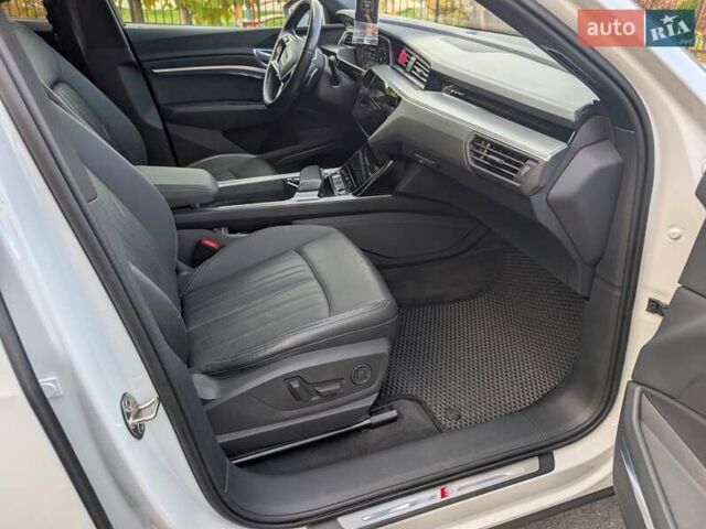 Ауді E-Tron 2020 у Чернівцях на Automoto.ua Білий Ауді E-Tron, об'ємом двигуна 0 л та пробігом 291 тис. км за 27600 $, фото 24 на Automoto.ua