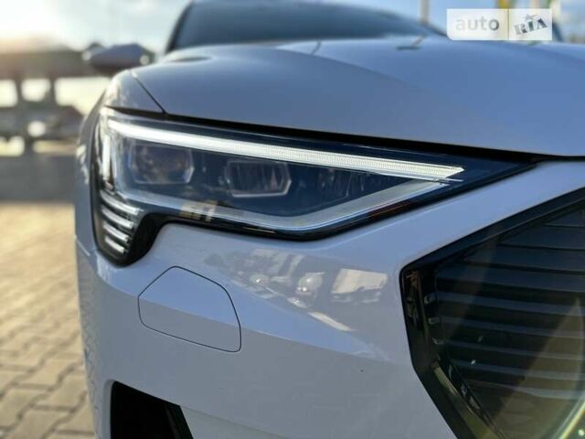 Белый Ауди E-Tron, объемом двигателя 0 л и пробегом 42 тыс. км за 43750 $, фото 6 на Automoto.ua