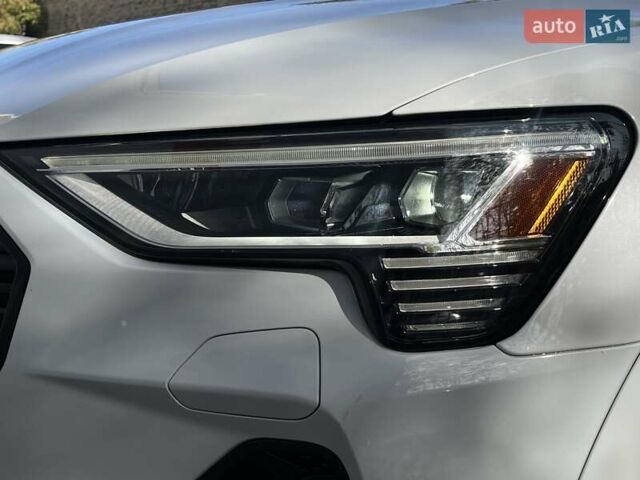 Белый Ауди E-Tron, объемом двигателя 0 л и пробегом 16 тыс. км за 46990 $, фото 30 на Automoto.ua