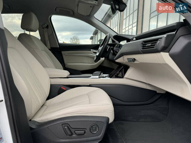 Білий Ауді E-Tron, об'ємом двигуна 0 л та пробігом 98 тис. км за 29700 $, фото 4 на Automoto.ua