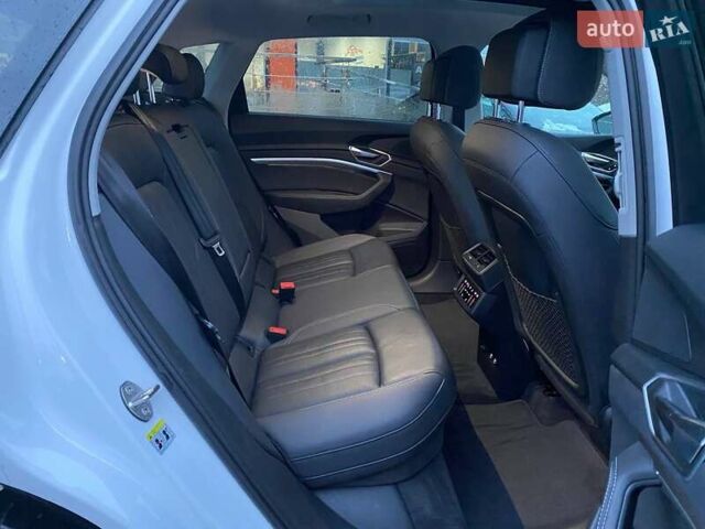 Білий Ауді E-Tron, об'ємом двигуна 0 л та пробігом 55 тис. км за 29400 $, фото 23 на Automoto.ua