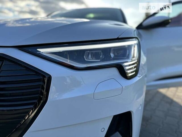 Белый Ауди E-Tron, объемом двигателя 0 л и пробегом 32 тыс. км за 40555 $, фото 7 на Automoto.ua
