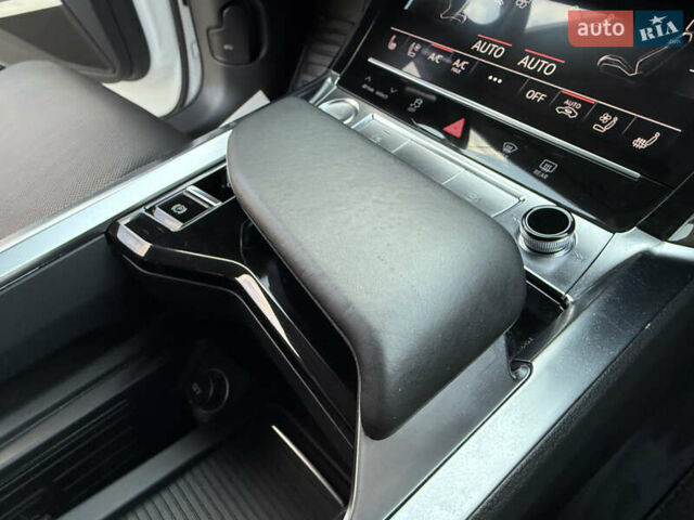 Белый Ауди E-Tron, объемом двигателя 0 л и пробегом 198 тыс. км за 27800 $, фото 65 на Automoto.ua