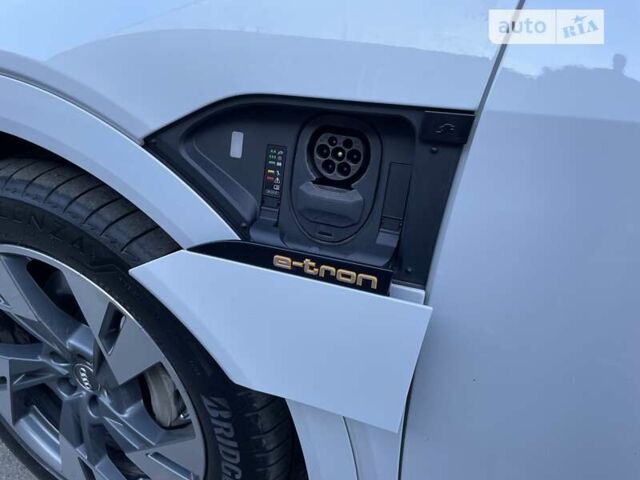 Білий Ауді E-Tron, об'ємом двигуна 0 л та пробігом 99 тис. км за 48500 $, фото 12 на Automoto.ua