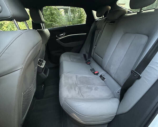 Белый Ауди E-Tron, объемом двигателя 0 л и пробегом 111 тыс. км за 30900 $, фото 29 на Automoto.ua