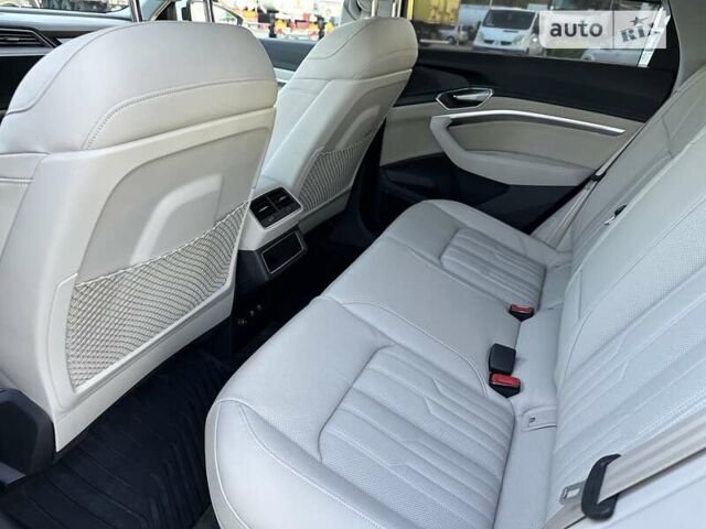 Белый Ауди E-Tron, объемом двигателя 0 л и пробегом 32 тыс. км за 40555 $, фото 26 на Automoto.ua