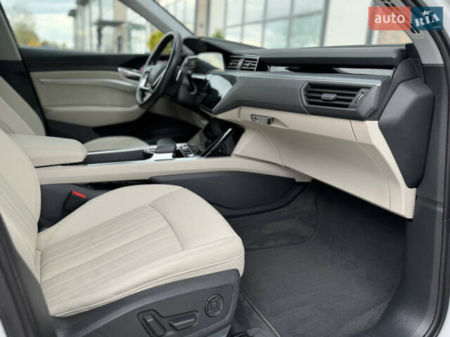 Білий Ауді E-Tron, об'ємом двигуна 0 л та пробігом 98 тис. км за 29700 $, фото 75 на Automoto.ua