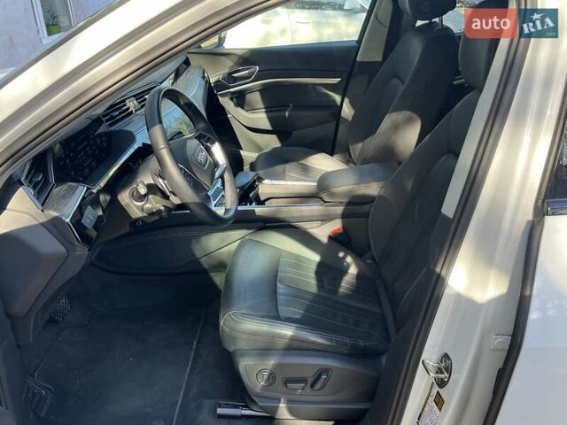 Белый Ауди E-Tron, объемом двигателя 0 л и пробегом 16 тыс. км за 46990 $, фото 46 на Automoto.ua