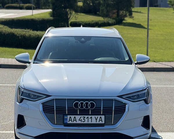 Белый Ауди E-Tron, объемом двигателя 0 л и пробегом 54 тыс. км за 31900 $, фото 7 на Automoto.ua