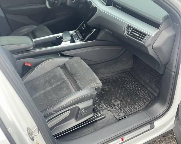 Білий Ауді E-Tron, об'ємом двигуна 0 л та пробігом 68 тис. км за 32000 $, фото 7 на Automoto.ua