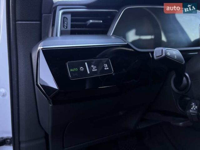 Белый Ауди E-Tron, объемом двигателя 0 л и пробегом 66 тыс. км за 34229 $, фото 13 на Automoto.ua