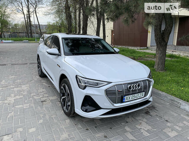 Білий Ауді E-Tron, об'ємом двигуна 0 л та пробігом 19 тис. км за 56000 $, фото 5 на Automoto.ua