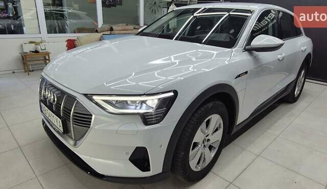 Белый Ауди E-Tron, объемом двигателя 0 л и пробегом 40 тыс. км за 38200 $, фото 4 на Automoto.ua
