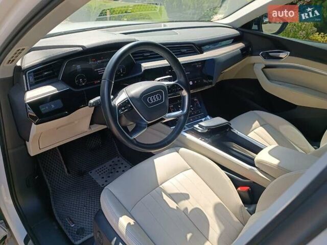 Белый Ауди E-Tron, объемом двигателя 0 л и пробегом 92 тыс. км за 32500 $, фото 3 на Automoto.ua