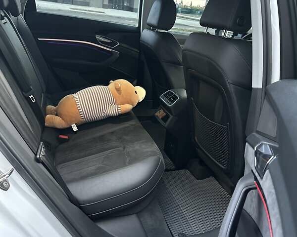 Білий Ауді E-Tron, об'ємом двигуна 0 л та пробігом 41 тис. км за 37500 $, фото 29 на Automoto.ua