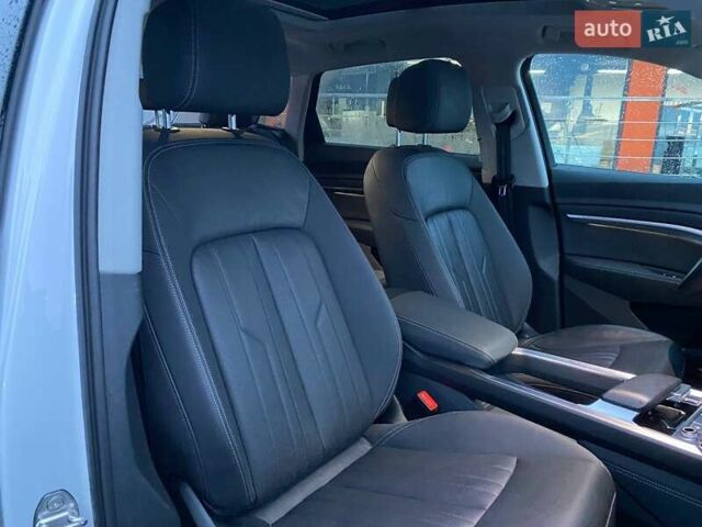 Білий Ауді E-Tron, об'ємом двигуна 0 л та пробігом 55 тис. км за 29400 $, фото 26 на Automoto.ua