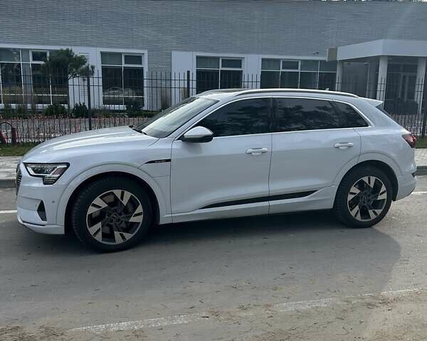 Белый Ауди E-Tron, объемом двигателя 0 л и пробегом 102 тыс. км за 29500 $, фото 4 на Automoto.ua