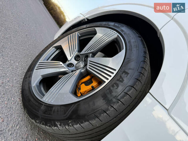 Ауді E-Tron 2020 у Львові на Automoto.ua Білий Ауді E-Tron, об'ємом двигуна 0 л та пробігом 156 тис. км за 29500 $, фото 18 на Automoto.ua