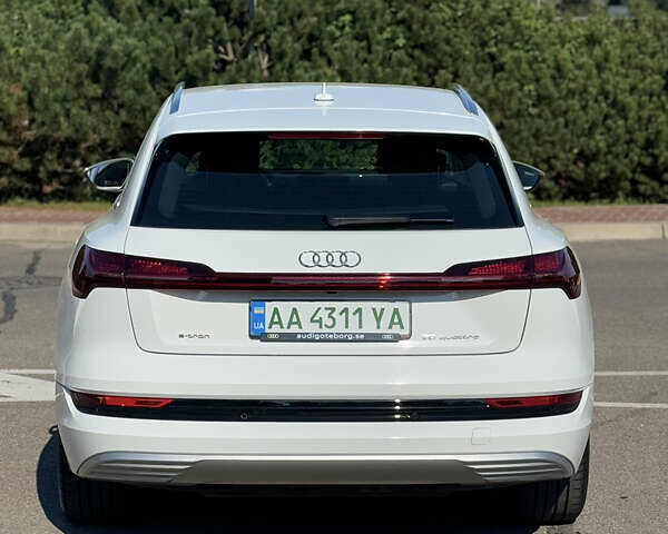 Белый Ауди E-Tron, объемом двигателя 0 л и пробегом 54 тыс. км за 31900 $, фото 5 на Automoto.ua