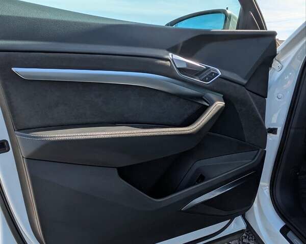 Білий Ауді E-Tron, об'ємом двигуна 0 л та пробігом 66 тис. км за 29950 $, фото 10 на Automoto.ua