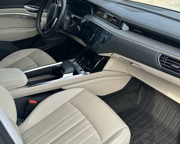 Белый Ауди E-Tron, объемом двигателя 0 л и пробегом 102 тыс. км за 29500 $, фото 1 на Automoto.ua
