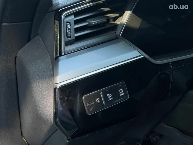 Белый Ауди E-Tron, объемом двигателя 0 л и пробегом 93 тыс. км за 31440 $, фото 32 на Automoto.ua