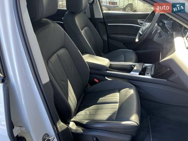 Белый Ауди E-Tron, объемом двигателя 0 л и пробегом 16 тыс. км за 46990 $, фото 50 на Automoto.ua