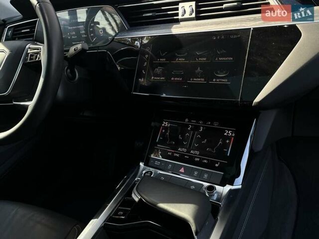 Белый Ауди E-Tron, объемом двигателя 0 л и пробегом 16 тыс. км за 46990 $, фото 48 на Automoto.ua