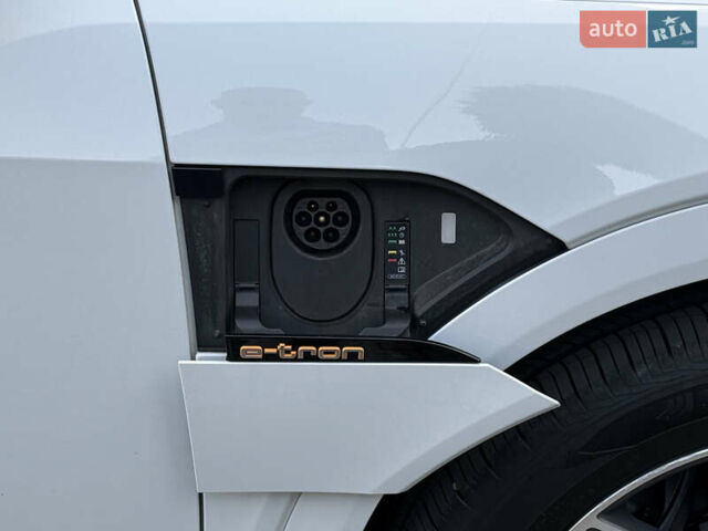 Белый Ауди E-Tron, объемом двигателя 0 л и пробегом 198 тыс. км за 27700 $, фото 79 на Automoto.ua