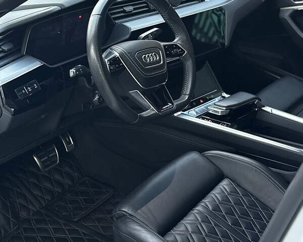 Белый Ауди E-Tron, объемом двигателя 0 л и пробегом 95 тыс. км за 39999 $, фото 11 на Automoto.ua