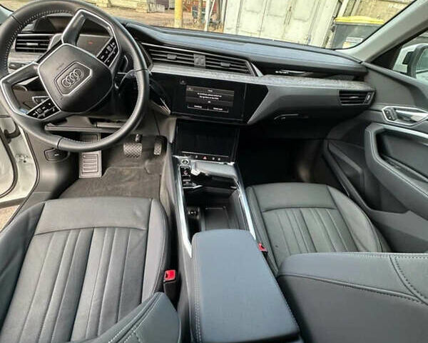 Білий Ауді E-Tron, об'ємом двигуна 0 л та пробігом 33 тис. км за 29000 $, фото 10 на Automoto.ua