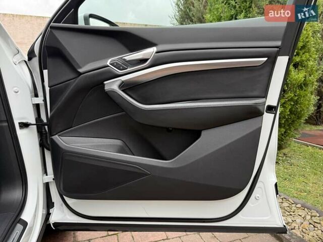 Белый Ауди E-Tron, объемом двигателя 0 л и пробегом 140 тыс. км за 31449 $, фото 126 на Automoto.ua