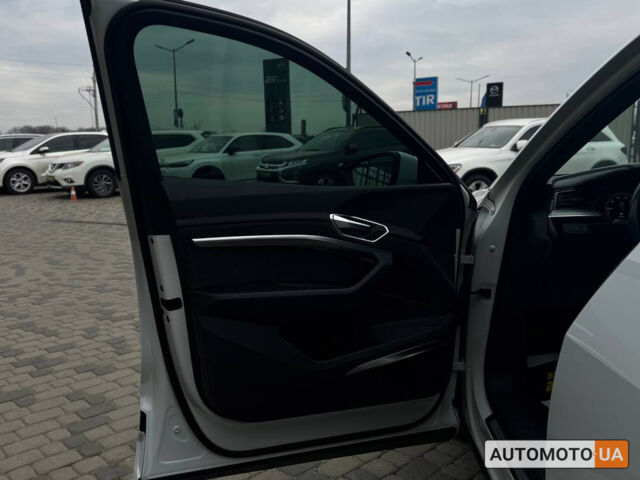 Белый Ауди E-Tron, объемом двигателя 50 л и пробегом 42 тыс. км за 43300 $, фото 8 на Automoto.ua