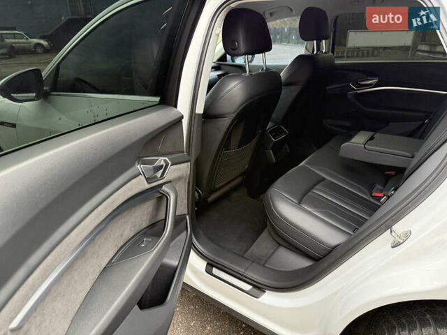 Белый Ауди E-Tron, объемом двигателя 0 л и пробегом 35 тыс. км за 29999 $, фото 18 на Automoto.ua