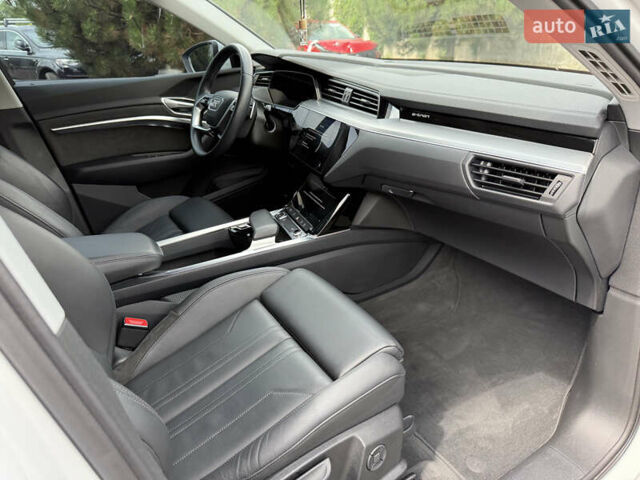Білий Ауді E-Tron, об'ємом двигуна 0 л та пробігом 35 тис. км за 29999 $, фото 26 на Automoto.ua