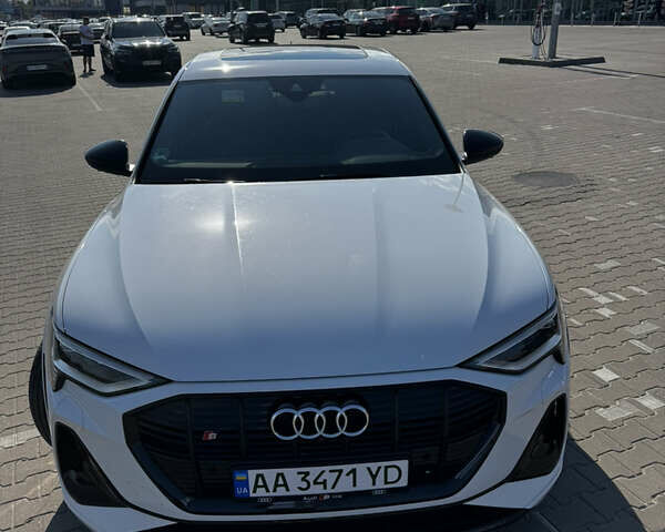 Белый Ауди E-Tron, объемом двигателя 0 л и пробегом 62 тыс. км за 48100 $, фото 2 на Automoto.ua