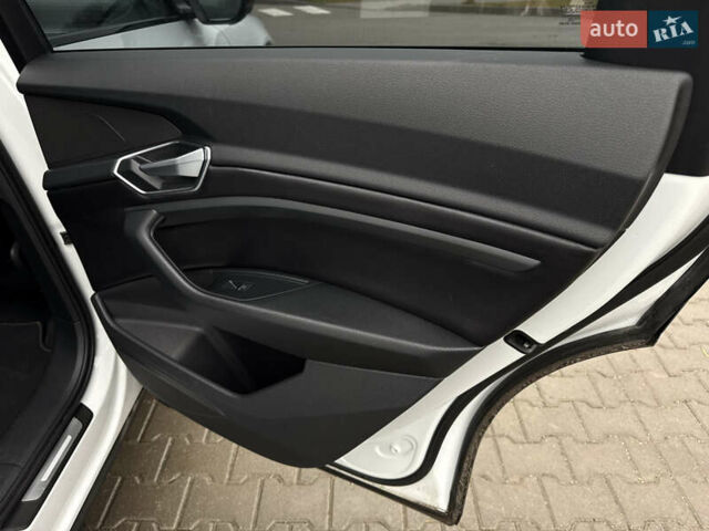 Білий Ауді E-Tron, об'ємом двигуна 0 л та пробігом 69 тис. км за 31500 $, фото 30 на Automoto.ua