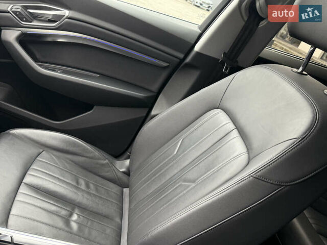 Белый Ауди E-Tron, объемом двигателя 0 л и пробегом 140 тыс. км за 33490 $, фото 24 на Automoto.ua