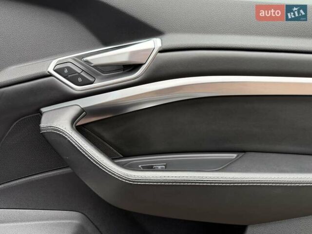 Белый Ауди E-Tron, объемом двигателя 0 л и пробегом 140 тыс. км за 31449 $, фото 128 на Automoto.ua