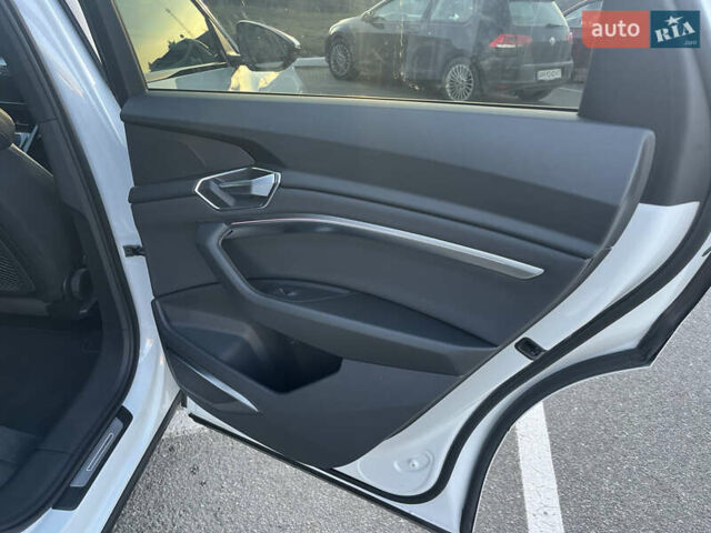 Белый Ауди E-Tron, объемом двигателя 0 л и пробегом 57 тыс. км за 32200 $, фото 17 на Automoto.ua