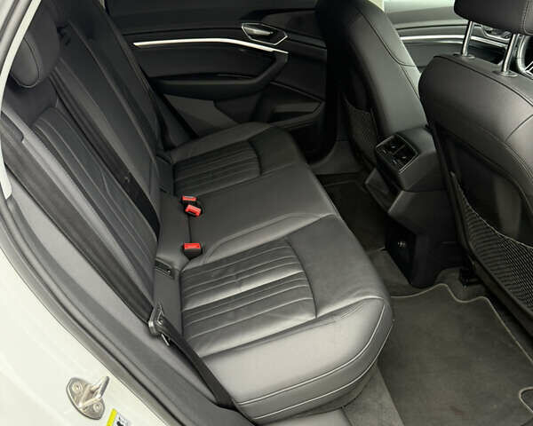 Белый Ауди E-Tron, объемом двигателя 0 л и пробегом 140 тыс. км за 33490 $, фото 41 на Automoto.ua